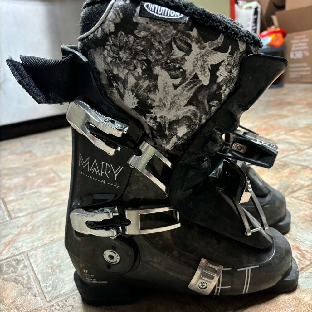 Full Tilt Mary Jane Ski Boots Size 23.5